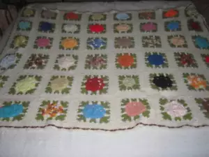 Copriletto COPRILETTO FLOREALE ALL'UNCINETTO VINTAGE FATTO A MANO 50"" X 64"" Leggi divulgazione - Foto 1 di 9