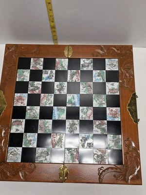 Juego de ajedrez chino vintage de lujo con tablero de azulejos de porcelana y caja de dragón Foto 1 de 4