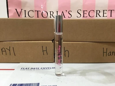 维多利亚的秘密 "BODY BY VICTORIA" EAU DE PARFUM 滚球 .23 盎司 — 第 1/2 张图片