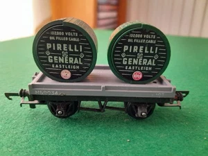 TRI-ANG RAILWAYS OO GAUGE 10T FLAT BED M50034 & 2 PIRELLI CABLE DRUMS VGC - Picture 1 of 4