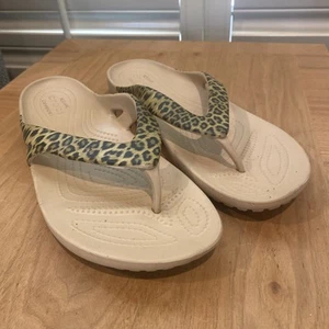 Sandalias Crocs Iconic Comfort con estampado de leopardo para mujer talla 11 animal” - Imagen 1 de 5