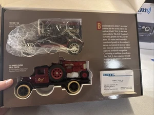 ERTL Signature Edition 1913 Ford T Van 1931 Hawkeye Flatbed Farmall IH Tractor - Picture 1 of 8