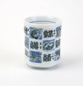 Japanischer Teebecher “Checkered Sakana” , Fischmotive , Kanji - Bild 1 von 1