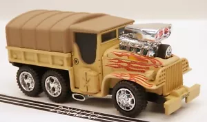 Camión del ejército Muscle Machines 6x6 bronceado tracción total tracción a las seis ruedas escala 1/64 - Imagen 1 de 2