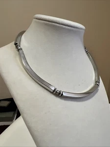 Collana girocollo vintage firmata Monet tono argento barra curva lucida 16" - Foto 1 di 7