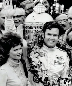 Wire Photo Driver 1970 Al Uns en Victory Lane después de ganar la carrera de autos Indy 500 - Imagen 1 de 2