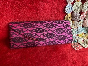 Bolso sin asas rosa satinado con superposición de encaje negro y cadena de metal plateado desmontable - Imagen 1 de 5