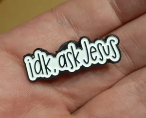IDK, CHIEDI GESÙ SPILLA smaltata Non so cosa farebbe Cristo WWJD spilla da bavero - Foto 1 di 3