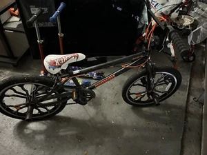 Hot Wheels BMX Bike - Picture 1 of 4