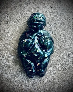 Venus von Willendorf Plakette (kosmische Mutter) Handarbeit, Hexerei, Göttin, Statue - Bild 1 von 2
