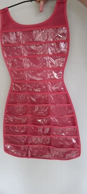 Organizador de joyas colgante en forma de vestido rosa con bolsillos y correas Foto 1 de 4