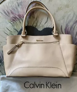 Borsa Calvin Klein grande multitasche vegan in pelle beige. Sacchetto antipolvere. Ottime condizioni - Foto 1 di 13