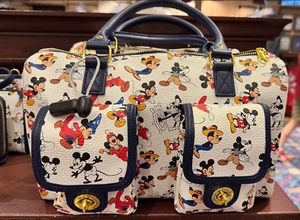 Bolso de mano Mickey Mouse a través de los años de los parques de Disney NUEVO - Imagen 1 de 2