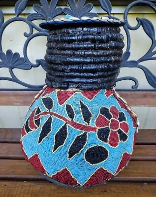 Recipiente de calabaza con cuentas yoruba vintage con tapa Nigeria África occidental siglo XX Foto 1 de 4