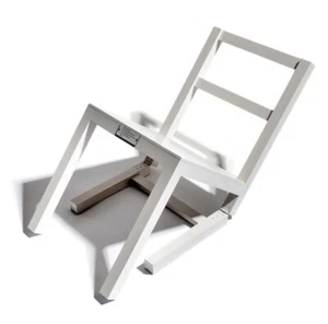 Timm Ulrichs: der erste sitzende stuhl nach langem stehen sich zur ruhe setzend - Bild 1 von 14