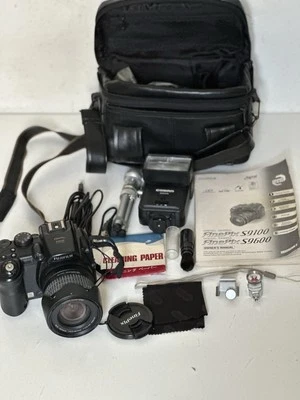 Fujifilm FinePix S9600 D-SLR style Digital Bridge Camera 9MP,28-300mm Zoom Lens - Image 1 of 4