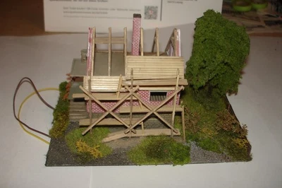 Siedlungshaus im  Bau TT von Auhagen ;montiert;patiniert;begrünt und beleuchtet - Bild 1 von 4