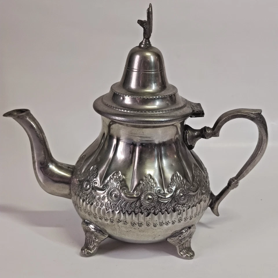  Teiera Marocchina/Araba Vintage di ottone color argento Decorata A Mano 1 Litro - Immagine 1 di 4