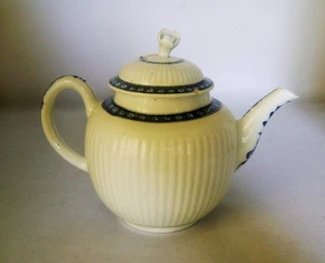 Antique C.18th Worcester Blue & White Porcelain Teapot with Vertical Fluting - Picture 1 of 8