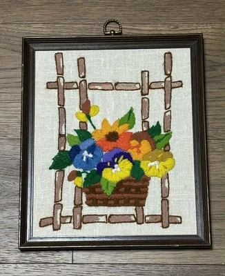 CESTA DE PENSAMIENTOS VINTAGE Crewel flores florales enmarcadas y acabadas Foto 1 de 4