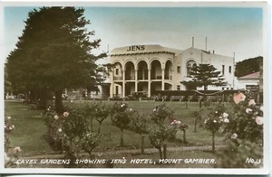 [SA] Caves Gardens Showing Jen's Hotel, Mount Gambier - Photo - Bild 1 von 1