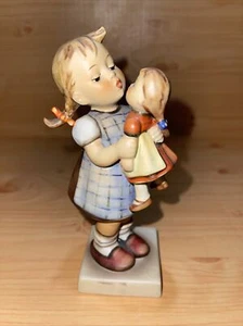 Goebel M I Hummel Figur 6" Kiss Me Mädchen mit Babypuppe #311 eingeschnitten 1955 - Bild 1 von 10