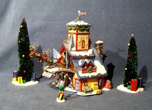 Dept 56 - Santa’s Sleigh Launch - North Pole Series - 56734 - Set of 5 - EUC  - Bild 1 von 9