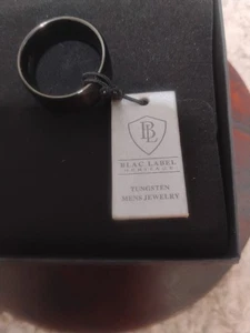 Anello uomo Flat Top nero spazzolato in carburo di tungsteno, vestibilità comoda 12 mm - Foto 1 di 6