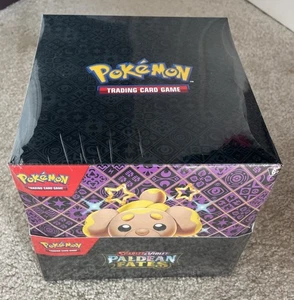 POKEMON TCG SCARLET & VIOLET PALDEAN FATES TECH STICKER SAMMLUNG SEALED CASE - Bild 1 von 1