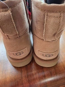 Women's UGGS Size 6 Brand New - Picture 1 of 4