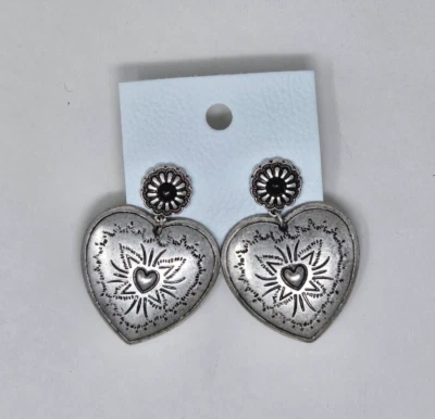 Pendiente corazón metal Free People nuevo con etiquetas $38 Foto 1 de 2