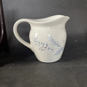 Pfaltzgraff WINTERFROST Milchkännchen/Krug USA nicht mehr produziert Ihrer Sammlung hinzufügen - Bild 1 von 7