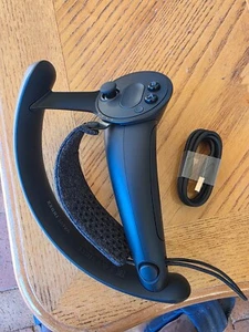 2025/VALVE INDEX CONTROLLER/LEFT ONLY/USED/IN AN EXCELLENT CONDITION - Picture 1 of 5