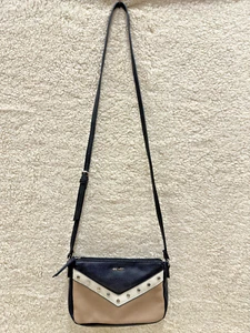 Vintage Nine West Umhängetasche schwarz hellbraun weiß Leder Nieten verstellbarer Riemen Reißverschluss klein - Bild 1 von 19