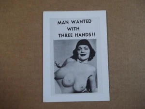 Pin-up s/w oben ohne Dame "Mann mit drei Händen gesucht", 3,5"x2,5" Fotokarte, 18+ - Bild 1 von 3