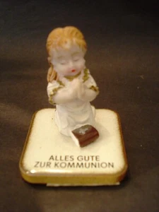 Tortenfigur Mädchen knieend auf Kachel , weißes Kleid 4,5cm- Topper f. Kommunion - Bild 1 von 6