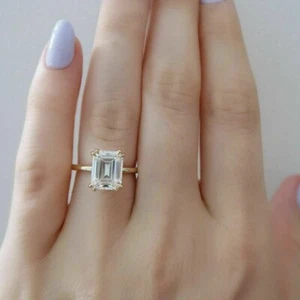 Anillo de compromiso solitario de diamantes simulados esmeralda de 3 quilates enchapado en oro amarillo de 14 quilates - Imagen 1 de 7
