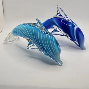 Paar mundgeblasene kobaltblaue und hellblaue Kunstglas Delfine Briefbeschwerer - Bild 1 von 10