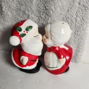 Vintage Mr. and Mrs. Santa Claus Ceramic Salt and Pepper Shakers Kissing - Bild 1 von 4