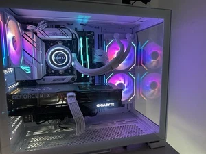 Lian Li RGB Gaming PC | RTX 4070 | AMDRyzen 7 7800X3D | 32GB RAM - Bild 1 von 2