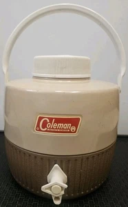 Brocca acqua vintage Coleman con tazza 1 gallone marrone marrone marrone chiaro made in USA campeggio all'aperto - Foto 1 di 17