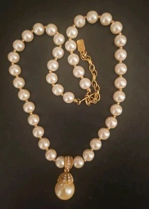 1928 Women’s Pendant Necklace Gold Tone Metal Faceted Rhinestone Faux Pearl - Picture 1 of 7