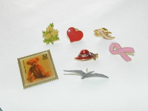 VTG RETRO ENAMEL PIN BACK LOT DAISIES RED HAT HEART 32 CENT TEDDY BEAR STAMP - Afbeelding 1 van 3