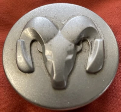 道奇 Caravan Nitro Stratus Dakota 车轮中心盖 HUBCAP 2002 - 2007 银色 RAM — 第 1/4 张图片