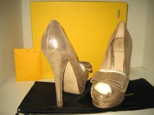 NUOVE scarpe Fendi US 7.5 EU 38 oro chiaro pelle scintillante tacco alto fiocco punta aperta - Foto 1 di 11