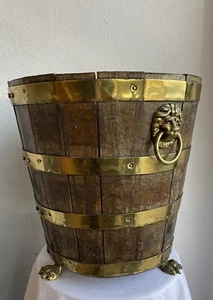 Cubo con cinturón de madera y latón English Regency con garras, circa - Imagen 1 de 13