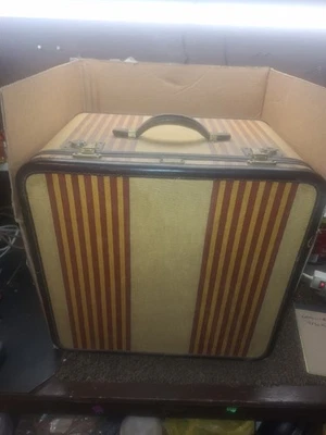 1940’s? "¿El Jefe?" OSHKOSH Traincase?, Cerraduras Yale, Vintage 18”x17”x12” Foto 1 de 4