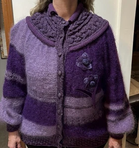 Blarney Woollen Mills Strickjacke Pullover Schurwolle Himbeere mit Blumen L - Bild 1 von 4