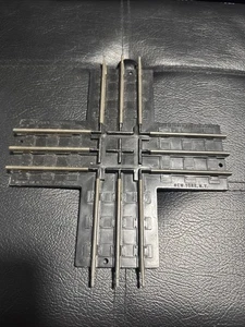Lionel 1020 90 degree Crossing Black Fair Condition O-27 Gauge Model Railroad - Picture 1 of 2