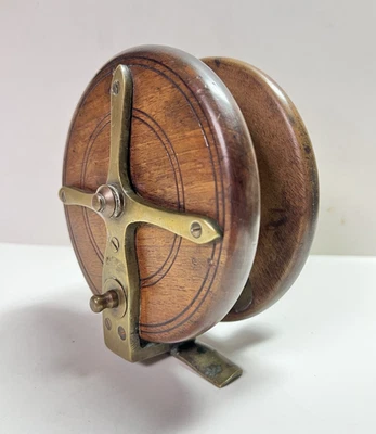 Carrete de pesca inglés antiguo C.1900 madera de caoba y latón 5" OD Foto 1 de 4